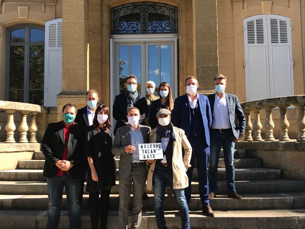 Équipes de Talan et Ai3 (une entreprise Talan) masquées dans les escaliers des locaux à Aix-en-Provence